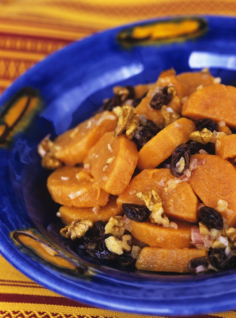 Lauwarmer Süsskartoffelsalat mit Rosinen und Walnüssen