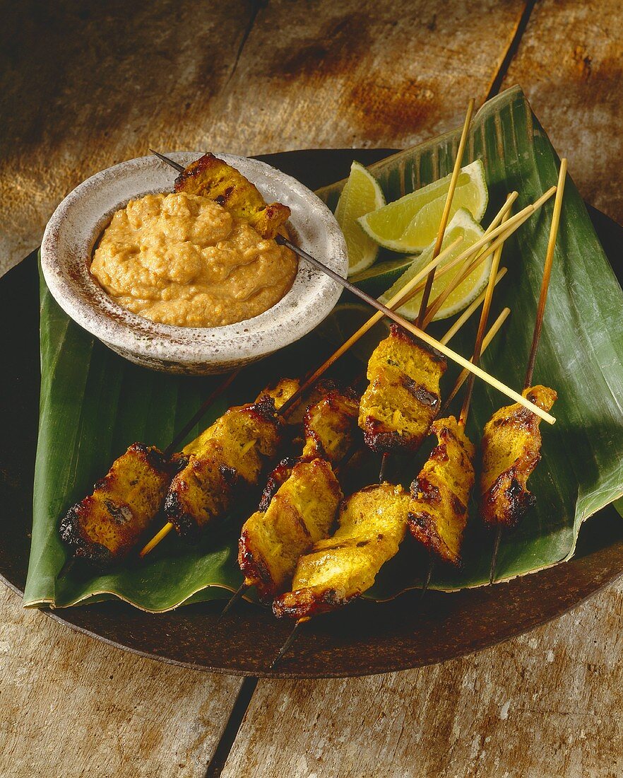 Schweinefleisch-Saté mit Erdnuss-Dip (Thailand)