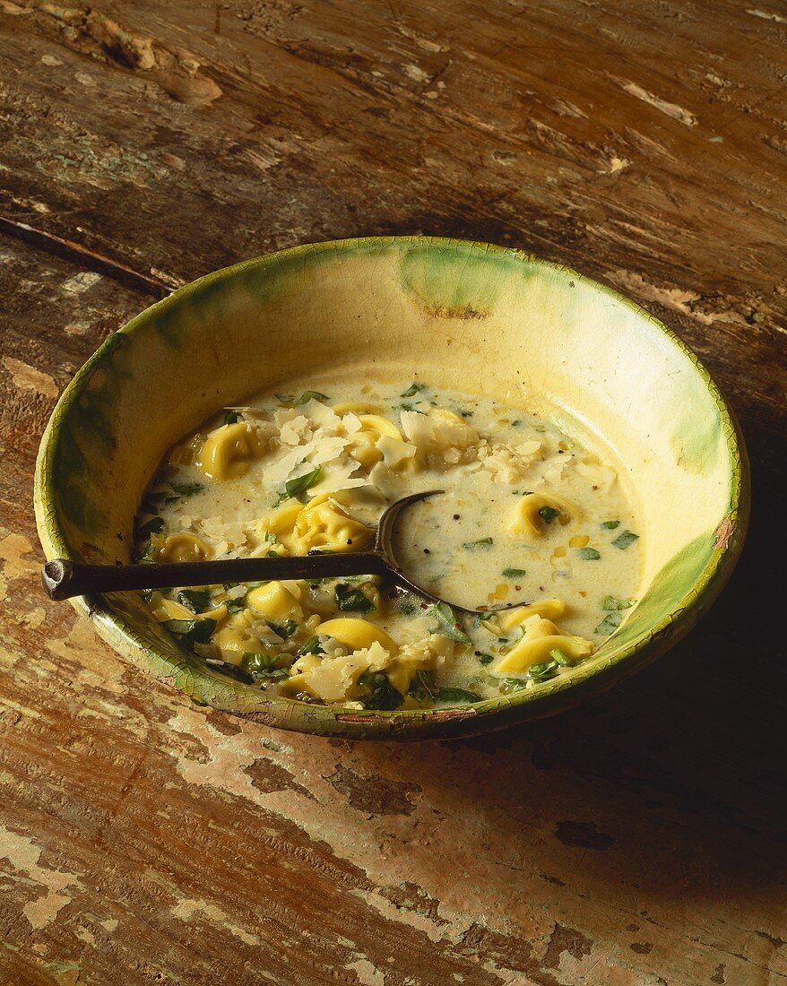 Pesto-Tortellini-Suppe
