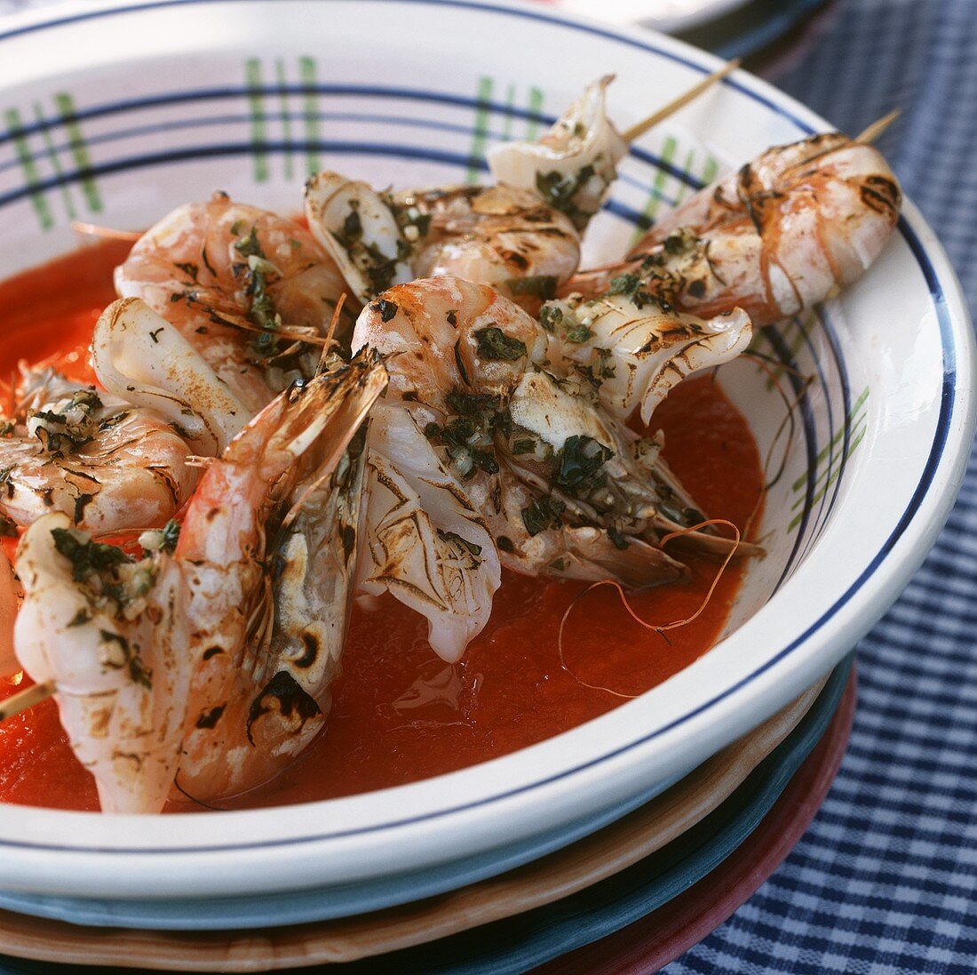 Gegrillte Tintenfisch-Garnelen-Spiesse