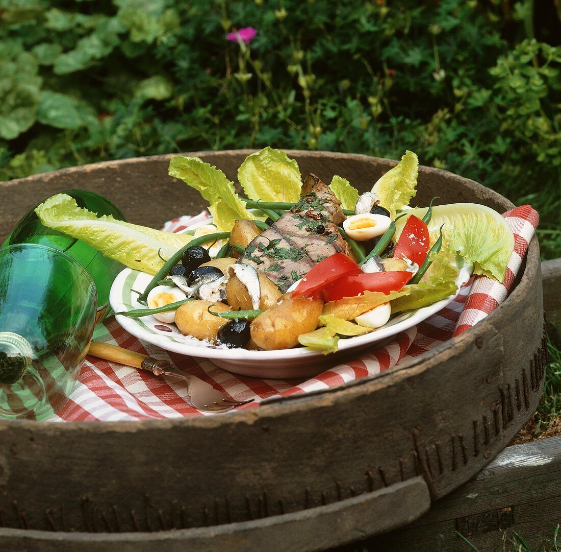Nizza-Salat mit gegrilltem Thunfisch