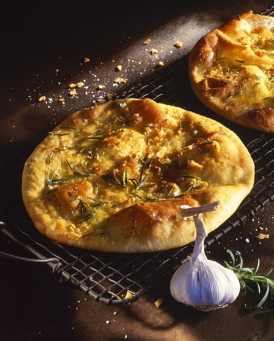 Pizzafladen mit Rosmarin, Knoblauch und Oliven