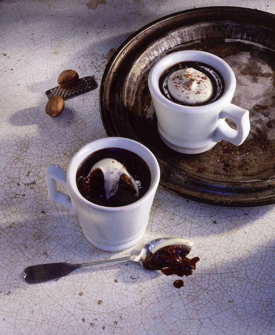 Warme Espresso-Schokoladen-Creme in Kaffetassen