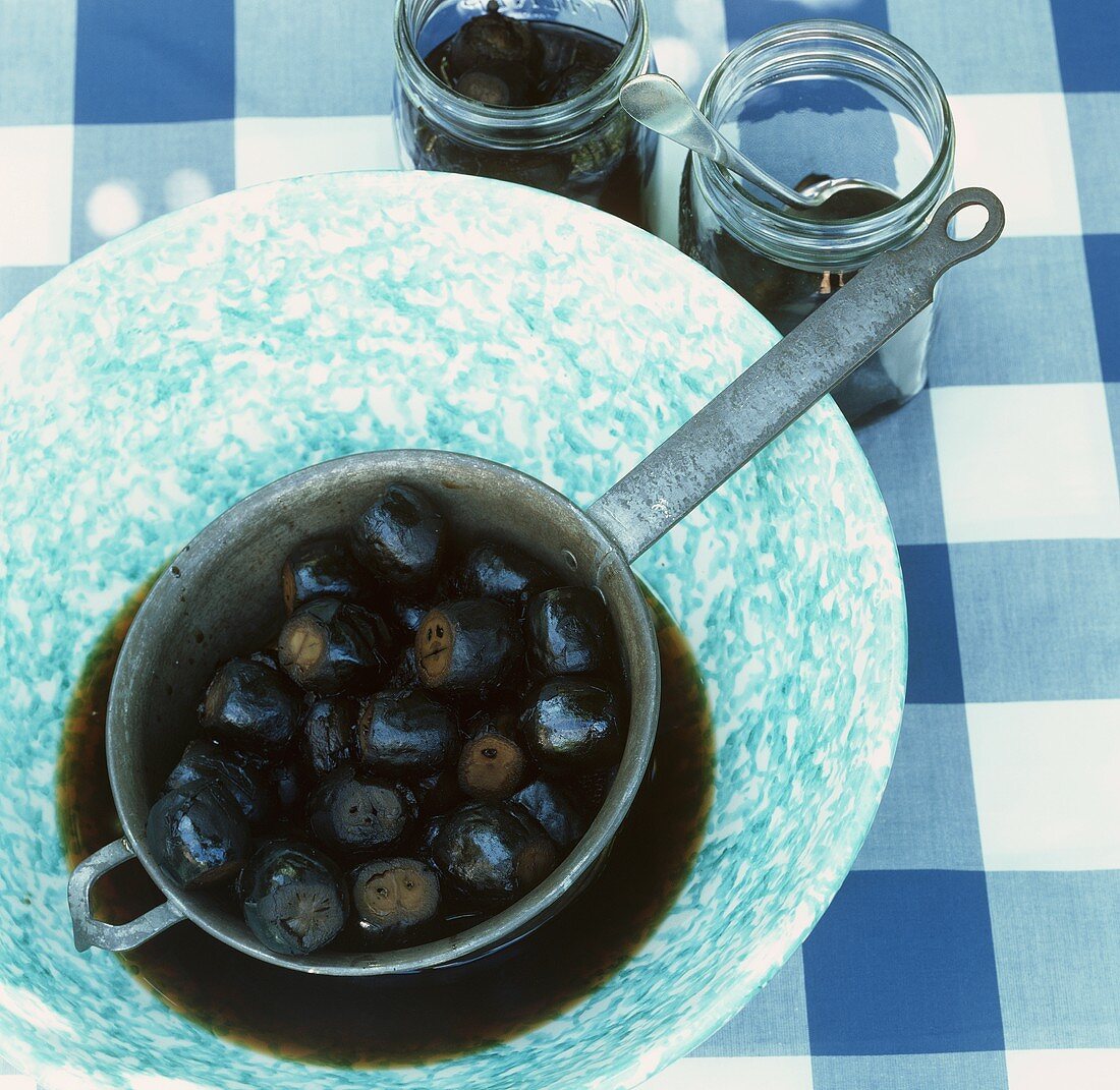 Schwarze Walnüsse in Sirup