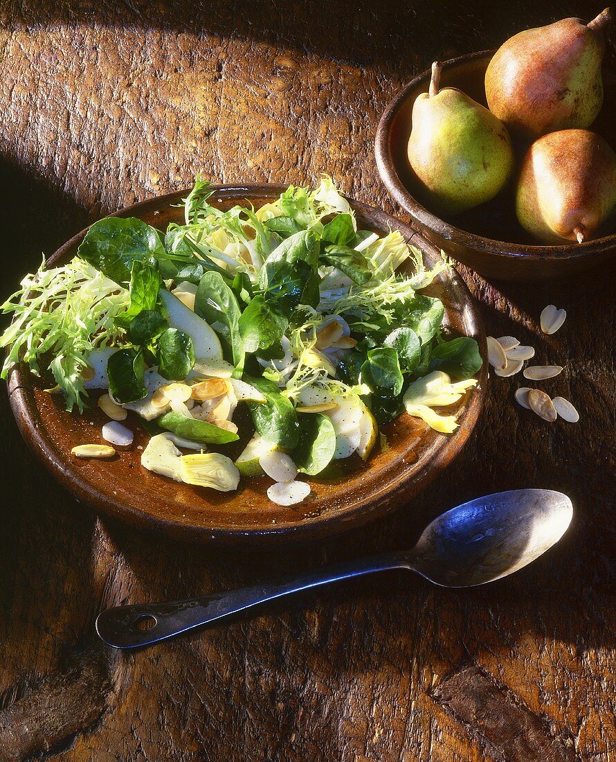 Gemischter Blattsalat mit Birnen, Artischocken und Wasserkastanien