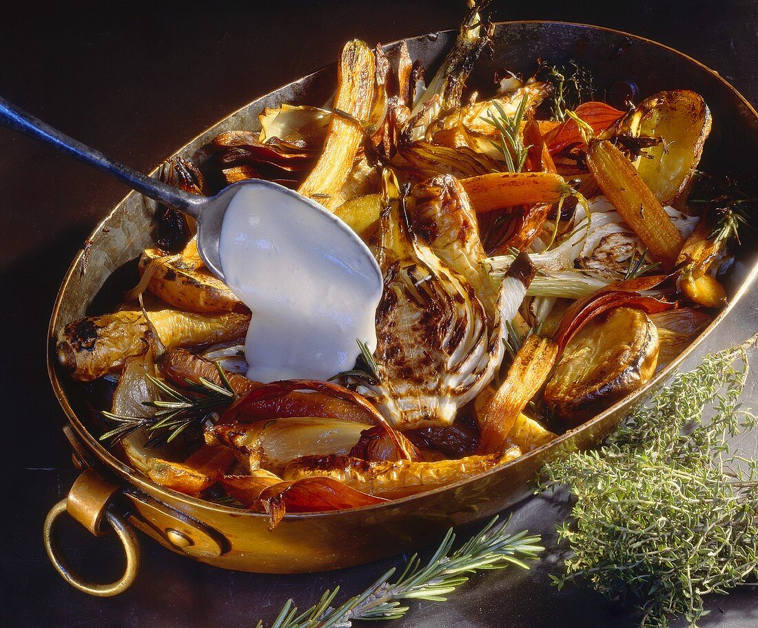 Herbstliche Gemüsepfanne mit Knoblauchjoghurt