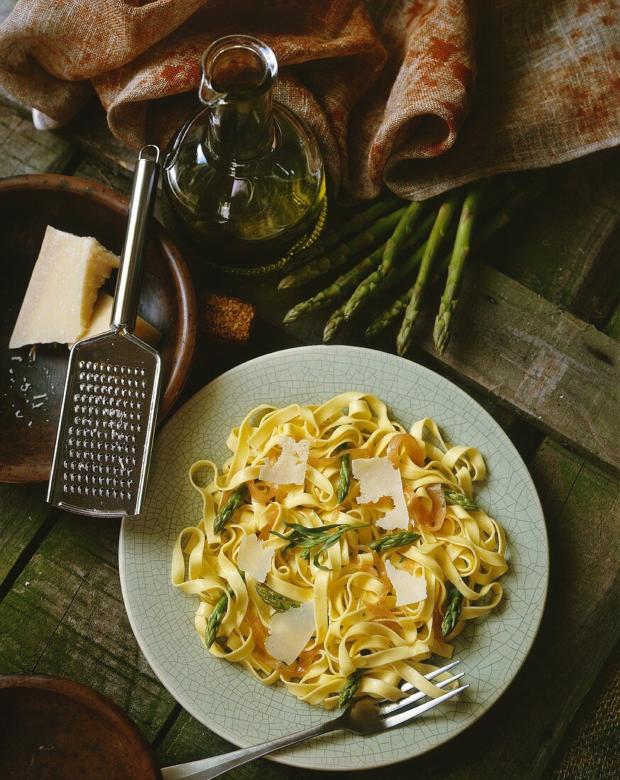 Bandnudeln mit grünem Spargel, Räucherfisch und Parmesan