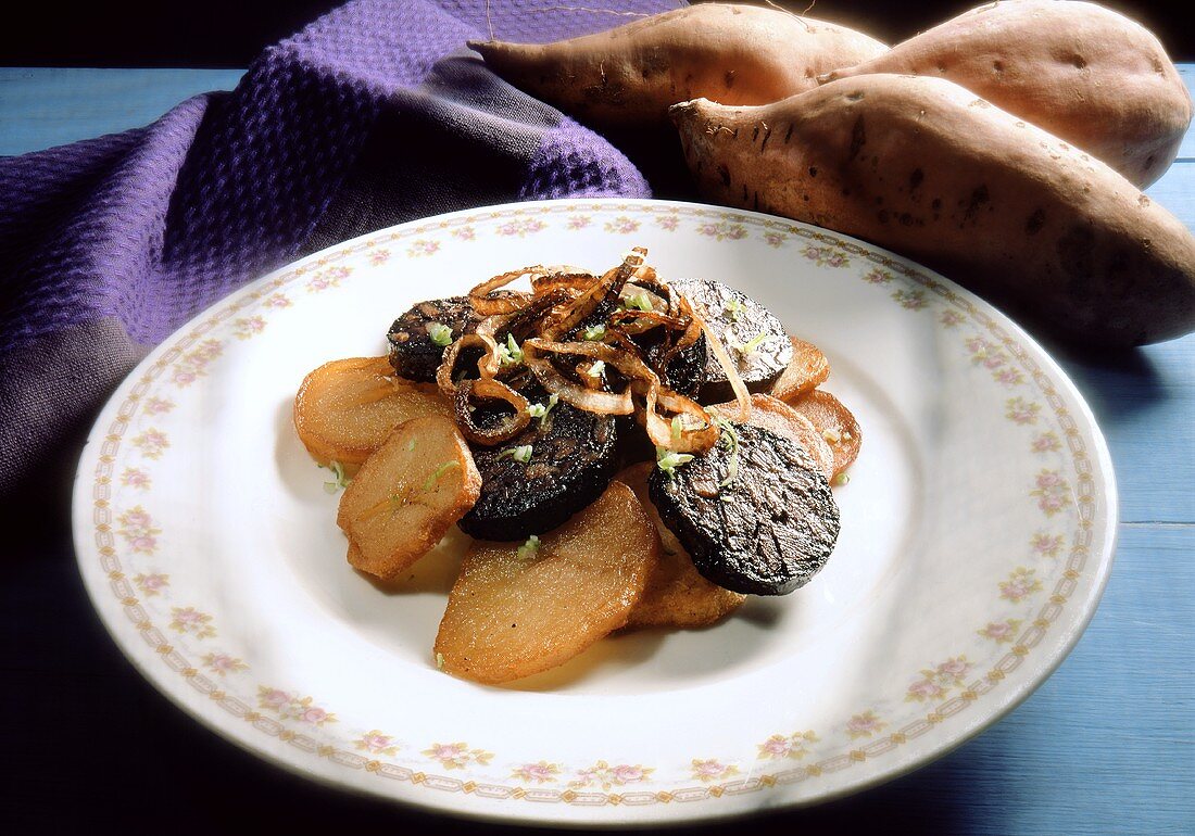 Gebratene Blutwurst auf Süßkartoffeln