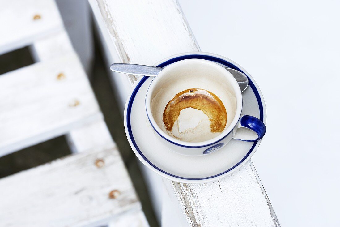 Espressotasse mit eingetrocknetem Kaffeerest