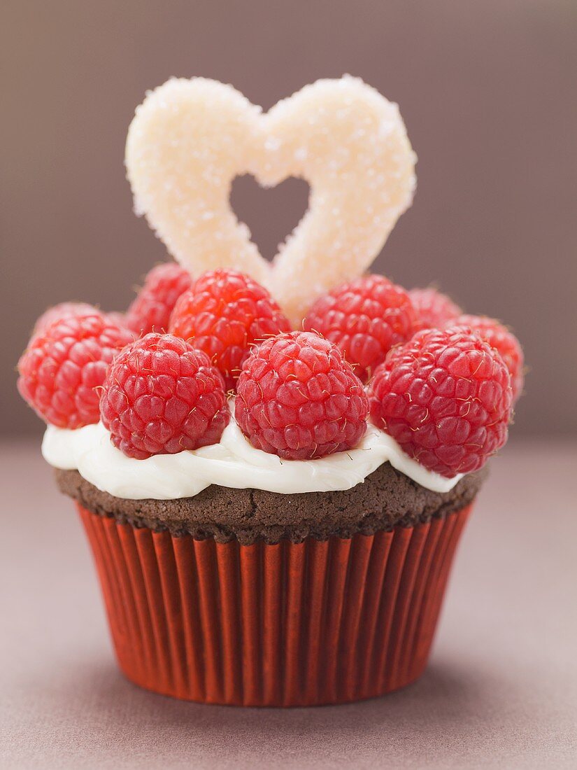 Schokoladencupcake mit Himbeeren zum Valentinstag