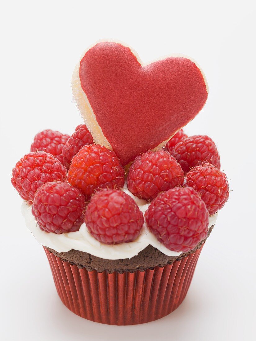 Schokoladencupcake mit Himbeeren und Herzplätzchen