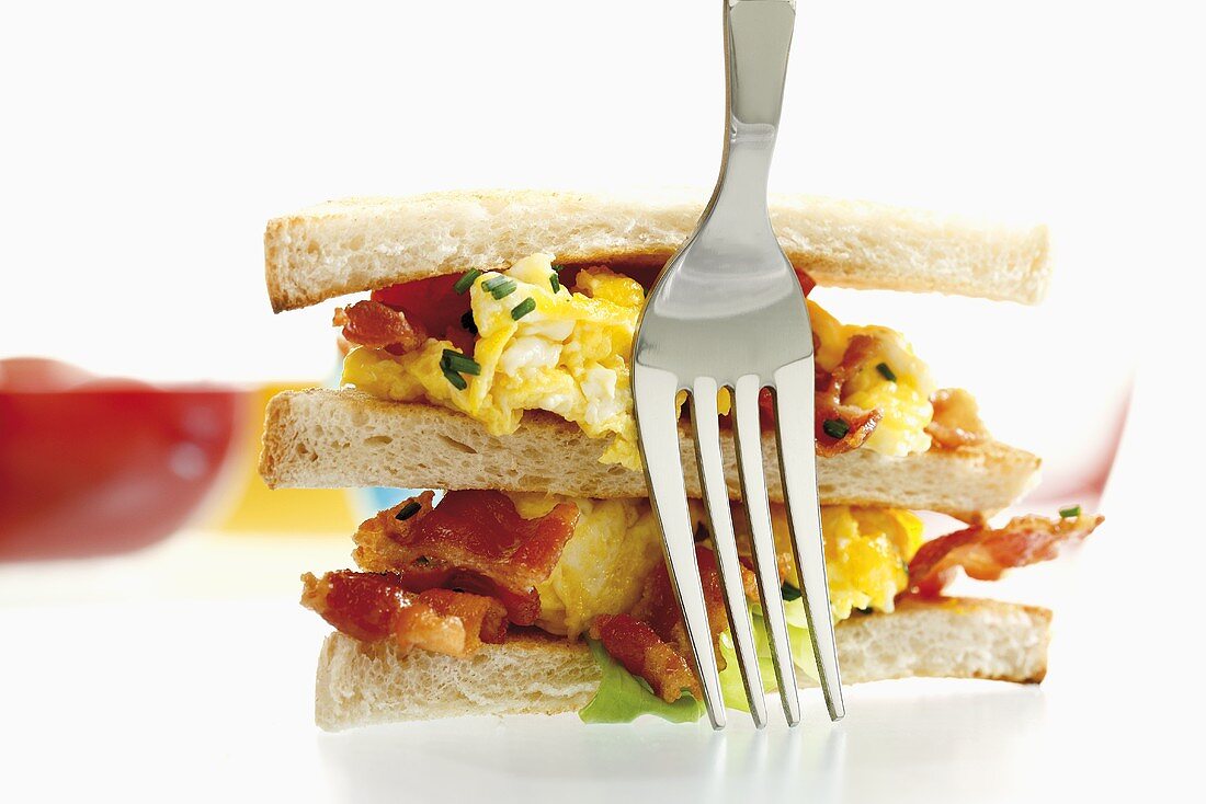 Scrambled egg and bacon in toast sandwich