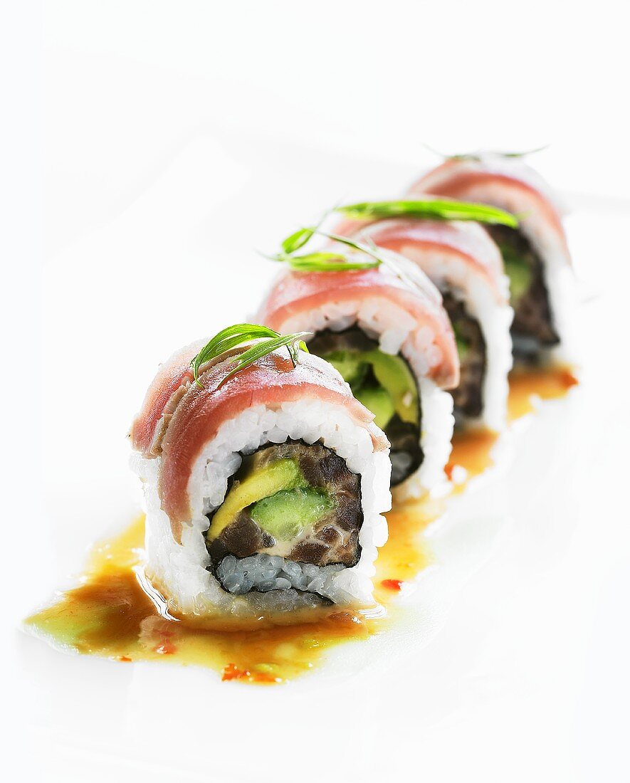 Inside-Out-Rolls mit Avocado und Thunfisch