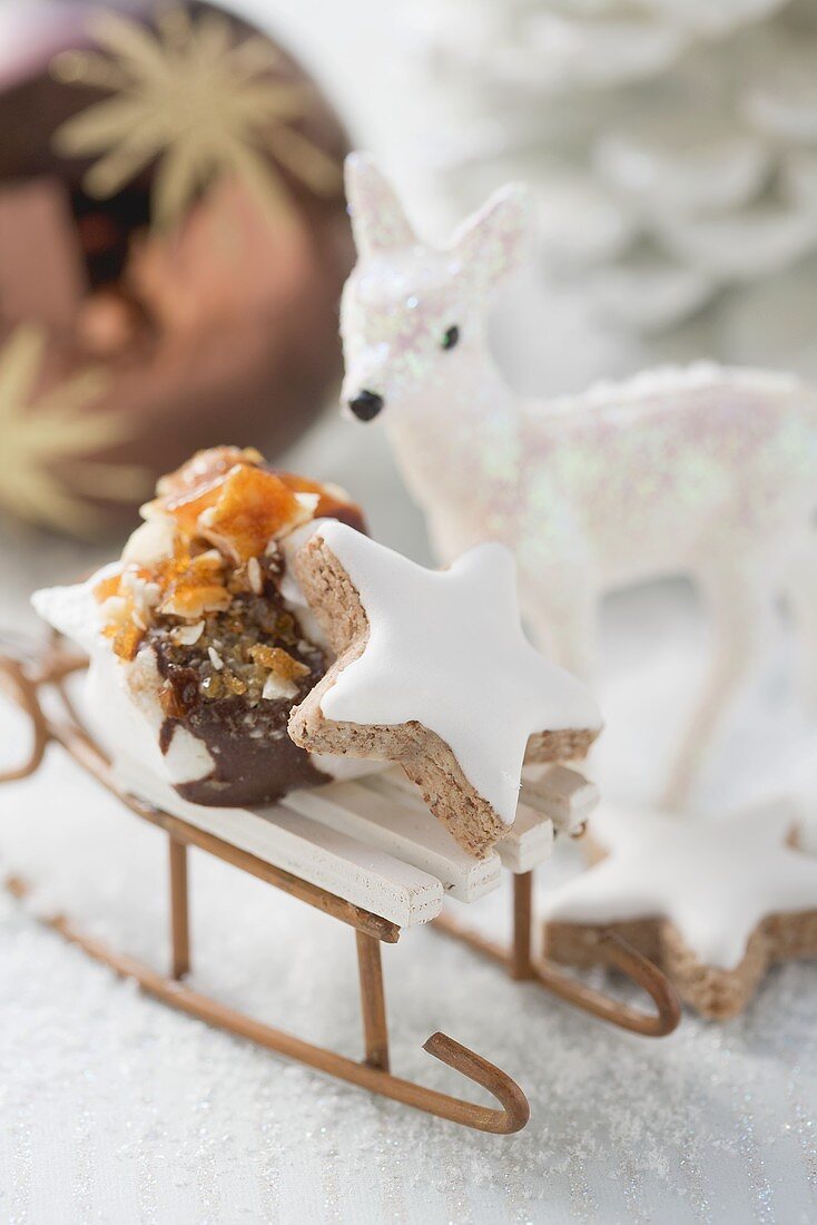 Cinnamon star & meringue with nut brittle on small sleigh