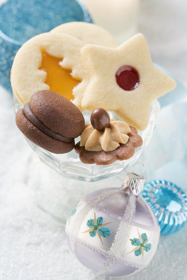 Verschiedene Weihnachtsplätzchen in Glasschale