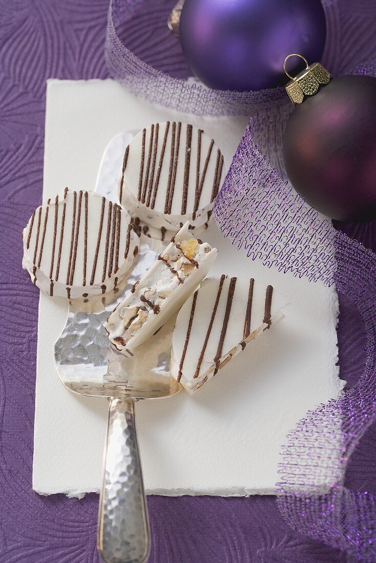 Weisser Nougat mit Schokolade (weihnachtlich)