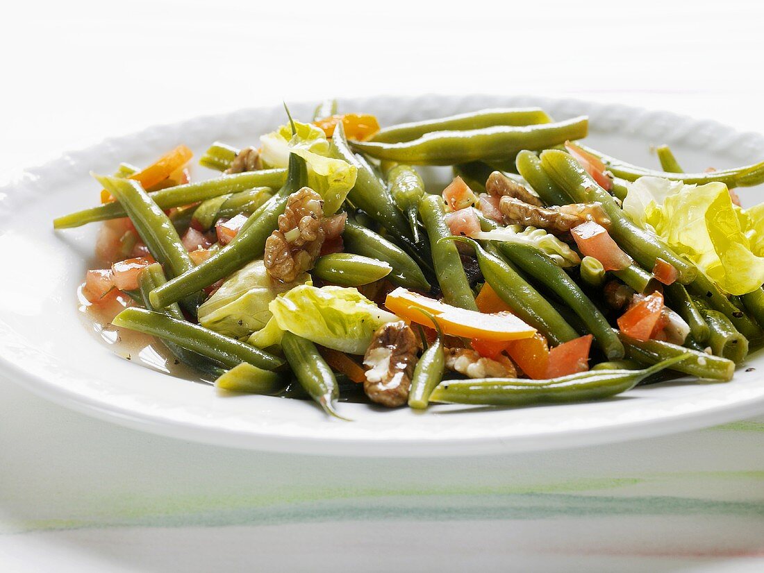 Bean salad with walnuts, tomatoes and peppers