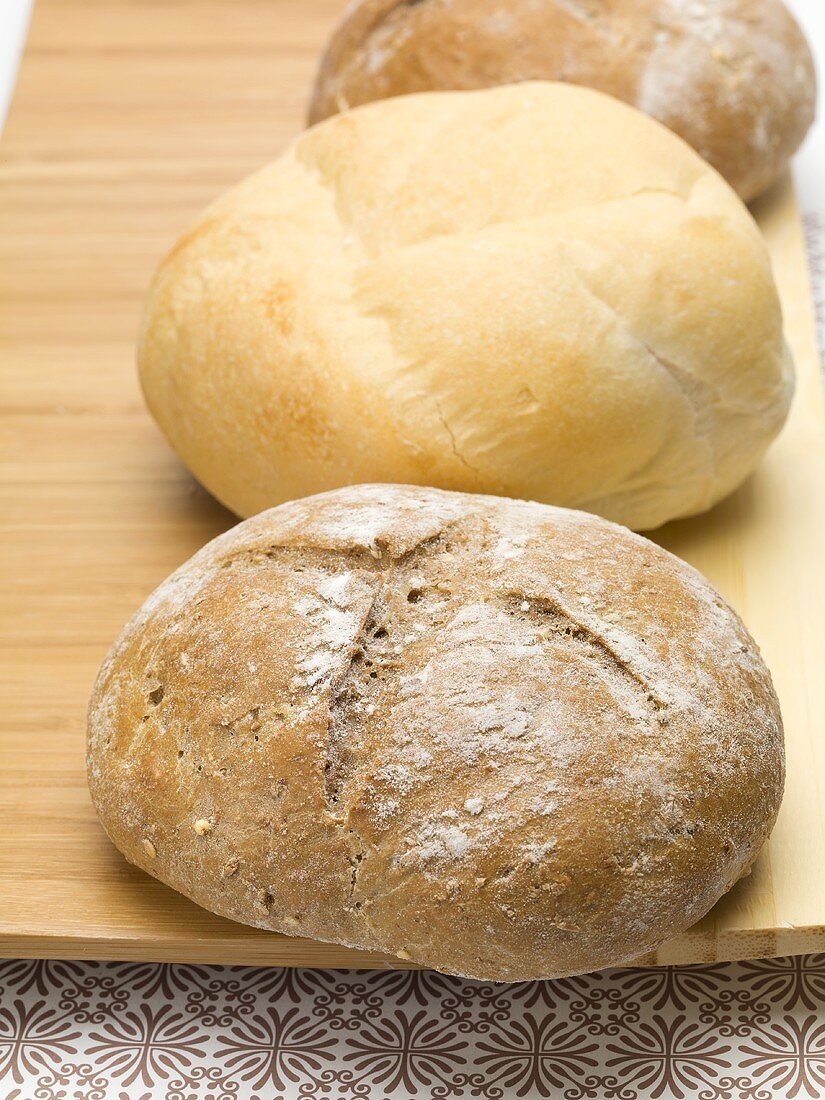 A kaiser roll and a rye roll