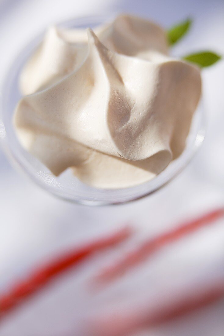 Meringue with mint and strawberry puree