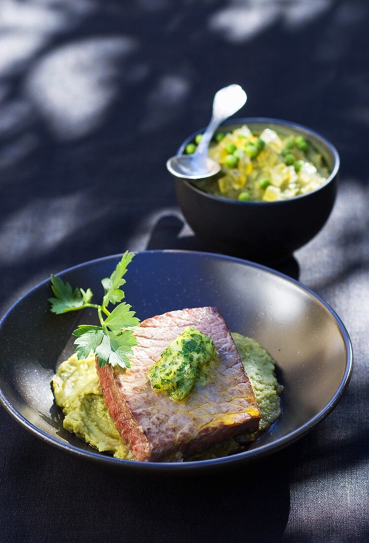 Rindersteak mit Kräuterbutter auf Erbsenpüree