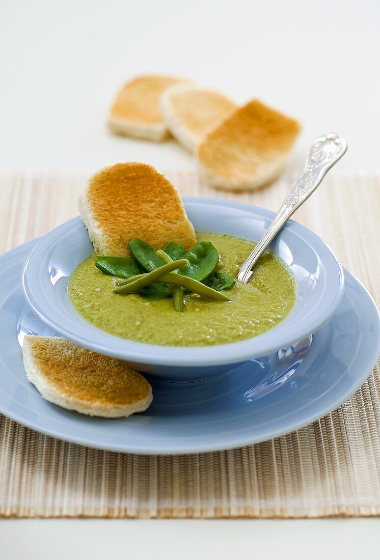 Cream of pea soup with toast