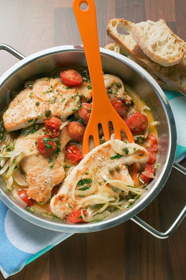 Putenschnitzel mit Tomaten und Kapern