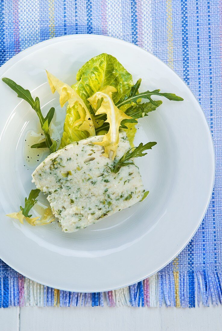 Paté di luccio (Hechtterrine auf Salat, Italien)