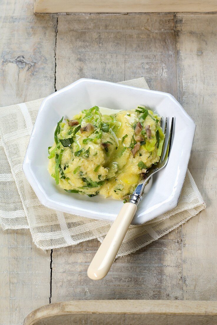 Polenta pasticciata al porro (Maisbrei mit Lauch & Sardellen)