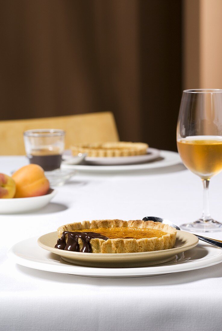 Tortine all'albicocca (Apricot tarts with chocolate sauce)