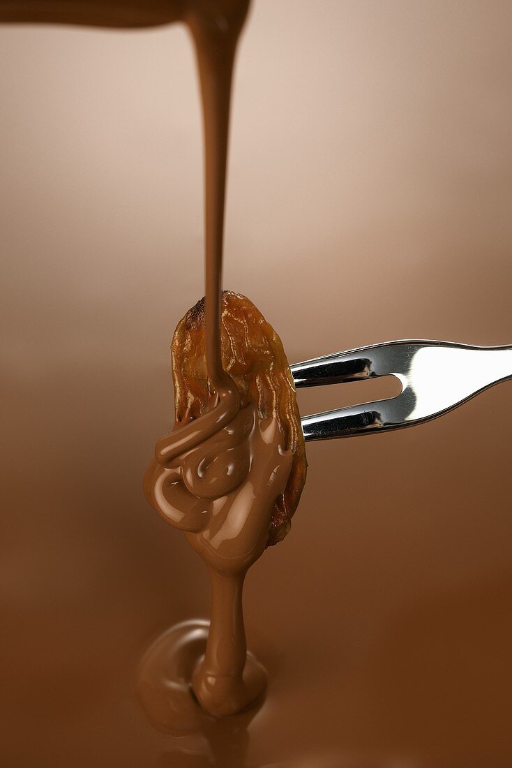 Sultaninen mit Schokoladenkuvertüre überziehen
