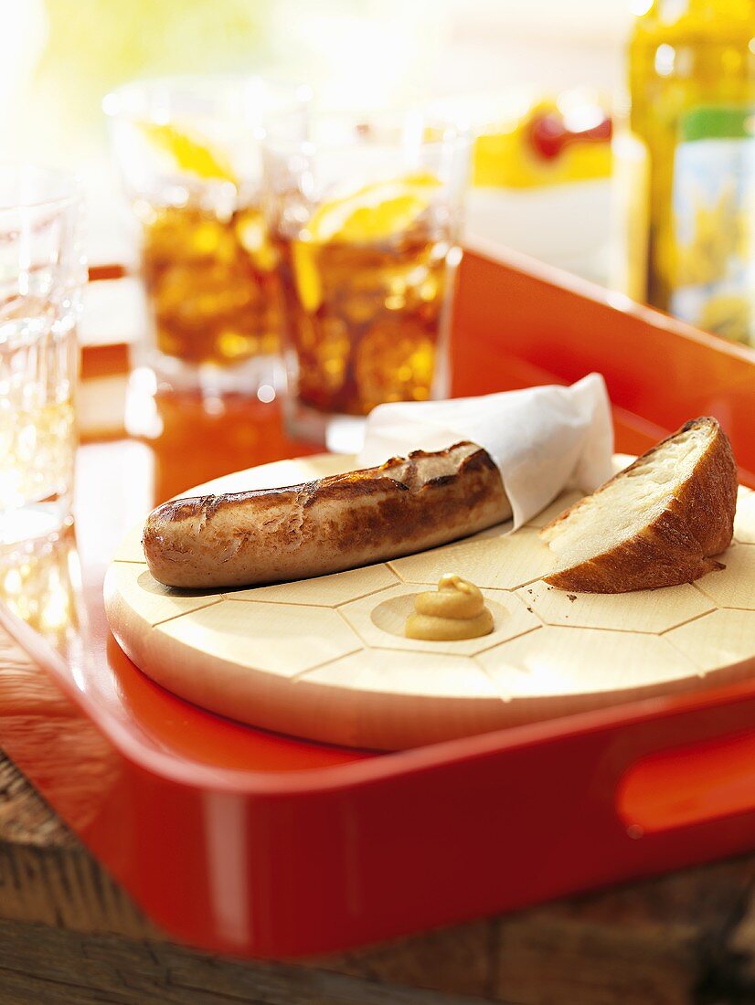 Bratwurst mit Brot und Senf