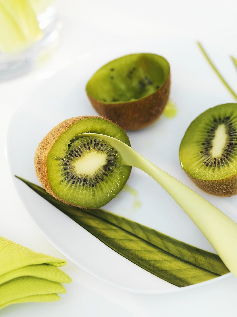 Kiwi auslöffeln