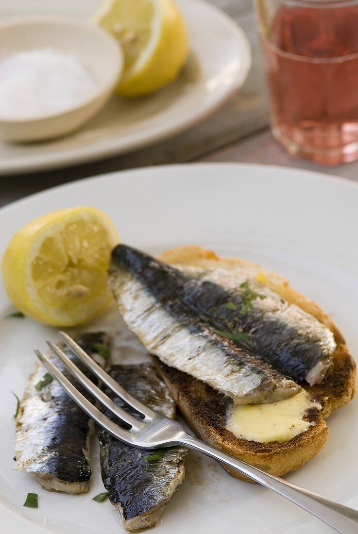 Toast mit Butter und Sardinen