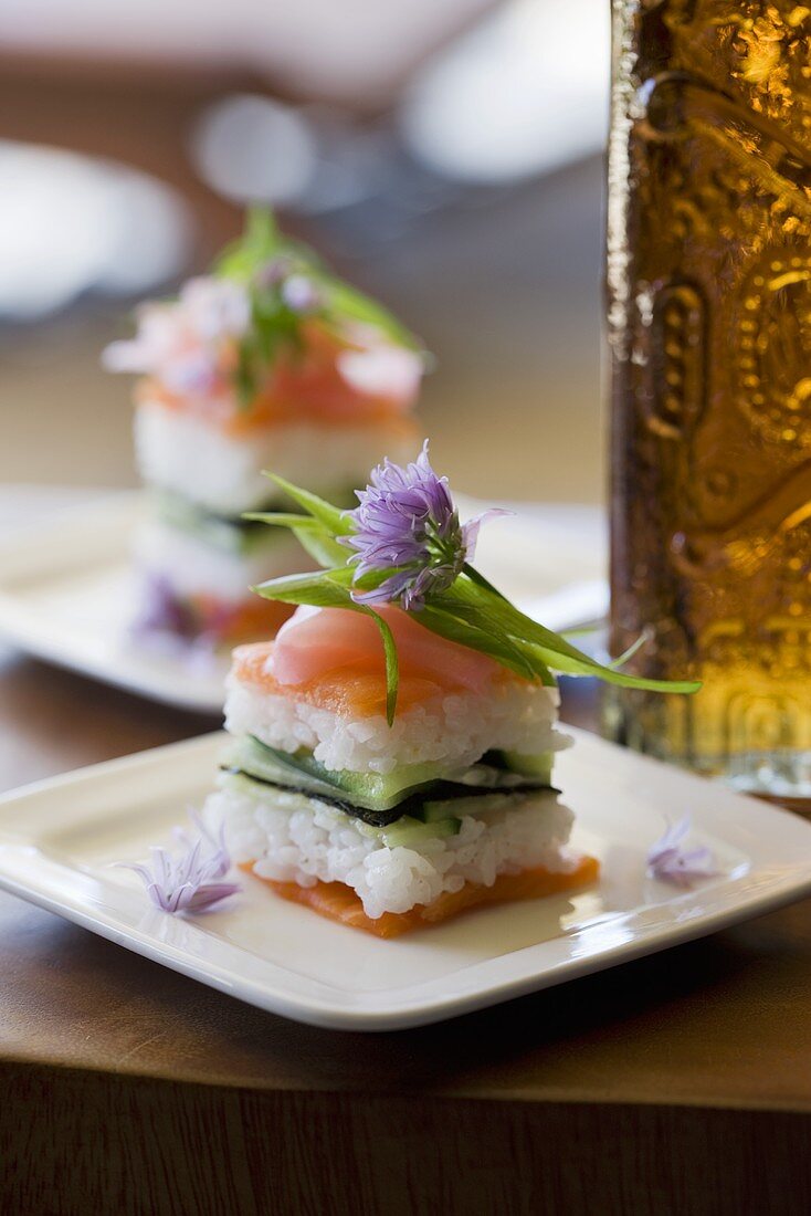 Sushi mit Lachs und Schnittlauchblüte