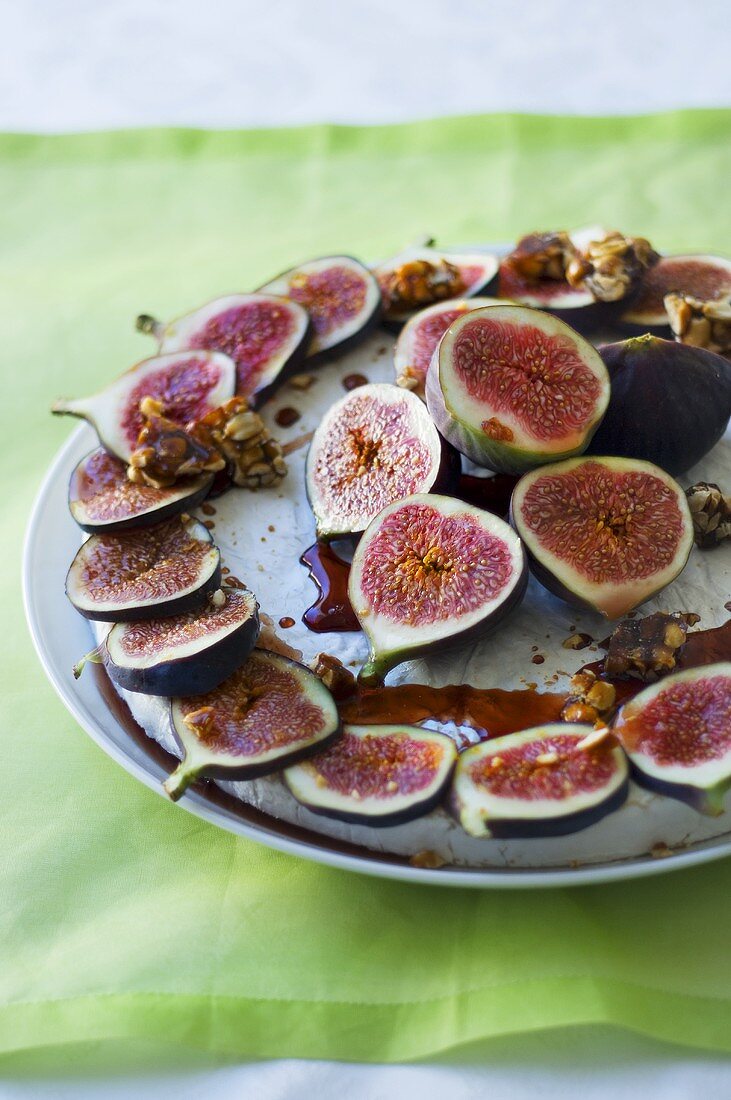 Käsekuchen mit frischen Feigen und Fruchtsirup