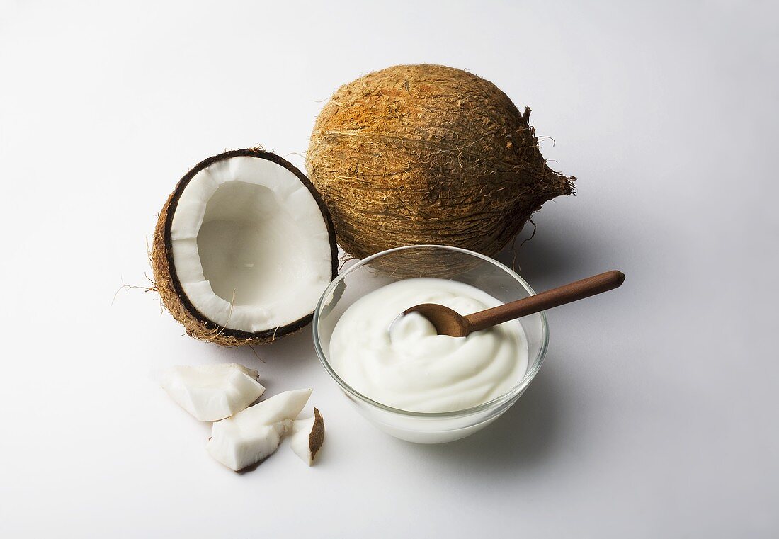 Naturjoghurt und frische Kokosnuss