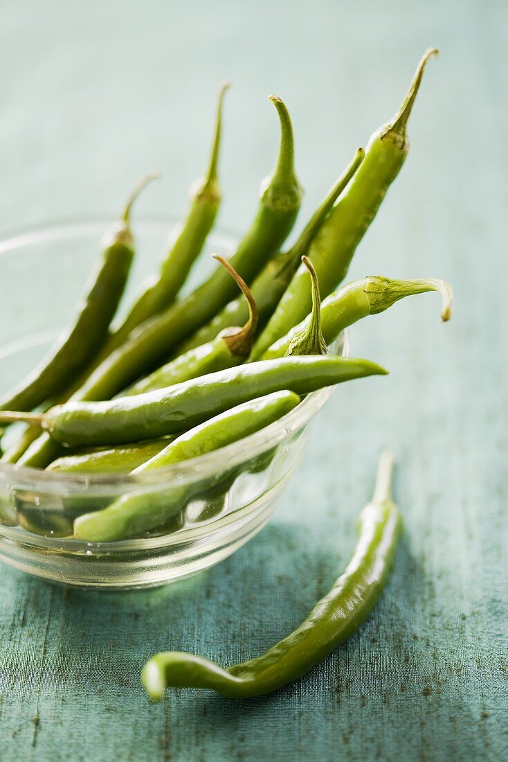 Mehrere grüne Chilischoten in Glasschale