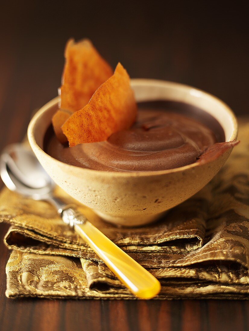 Schokoladenmousse mit Schokokrokantdekoration