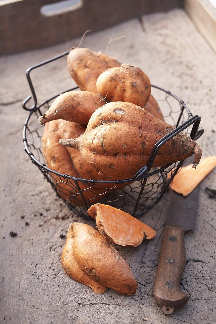 Süßkartoffeln im Drahtkorb