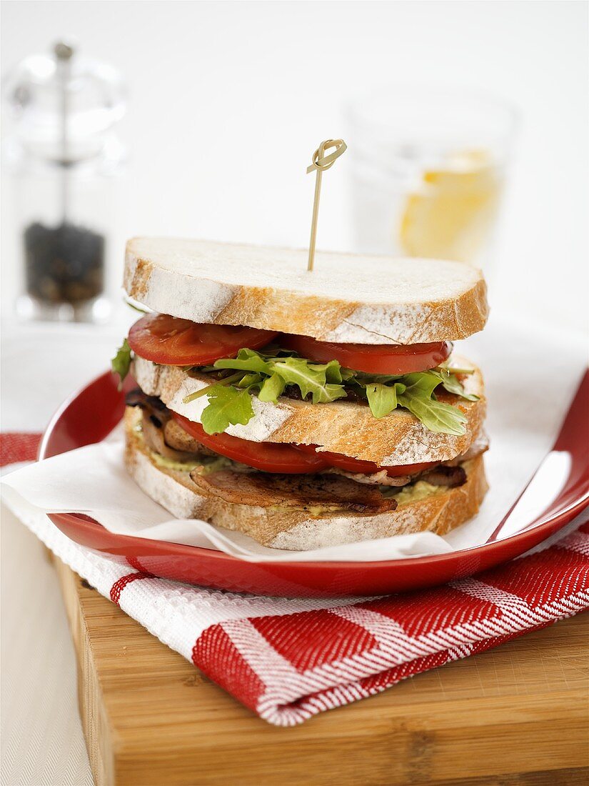 Sandwich mit Speck, Tomaten und Rucola