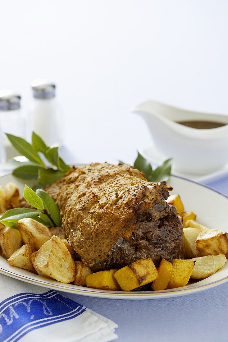 Lammkeule mit Senfkruste auf Bratkartoffeln