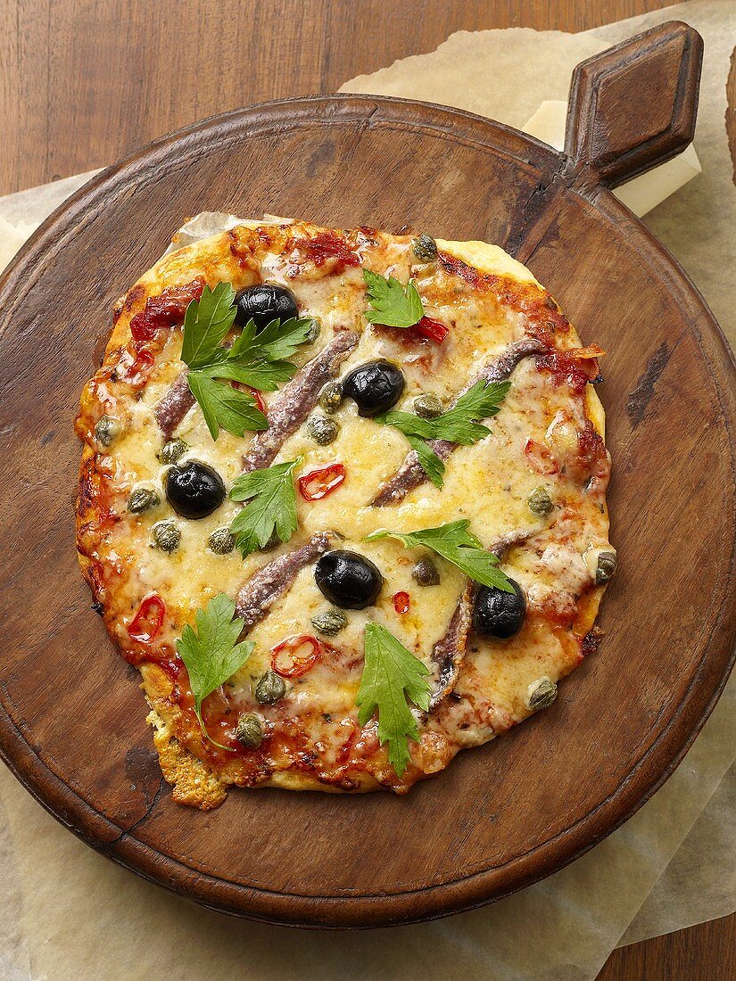 Pizza Napoletana mit Sardellen und Oliven