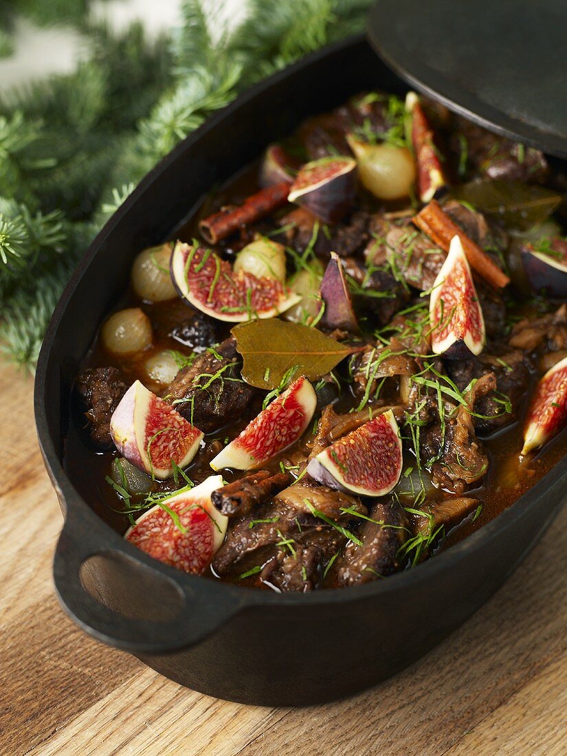 Meat stew with figs and cinnamon (Christmas)