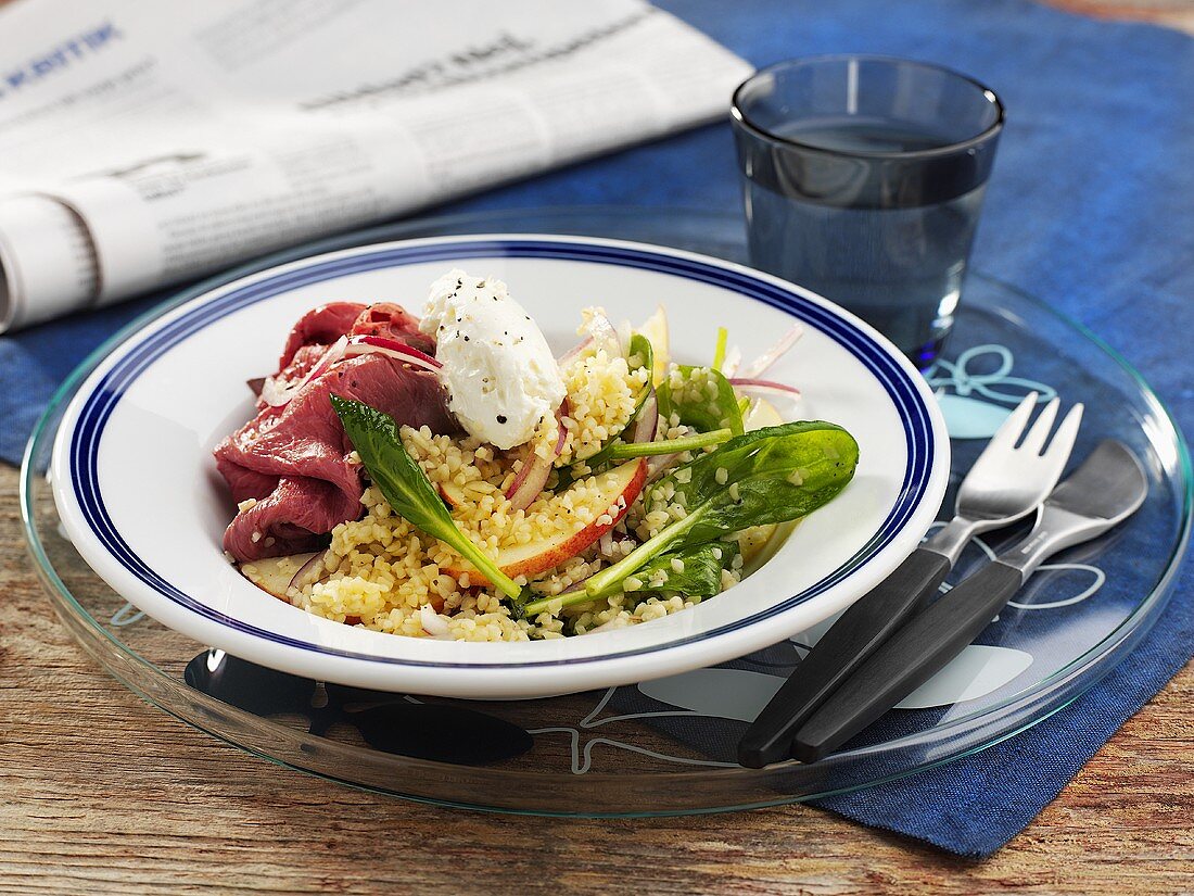 Roast beef with bulgur and apple salad