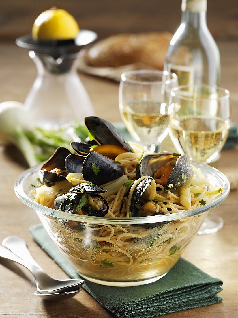 Spaghetti with mussels, white wine