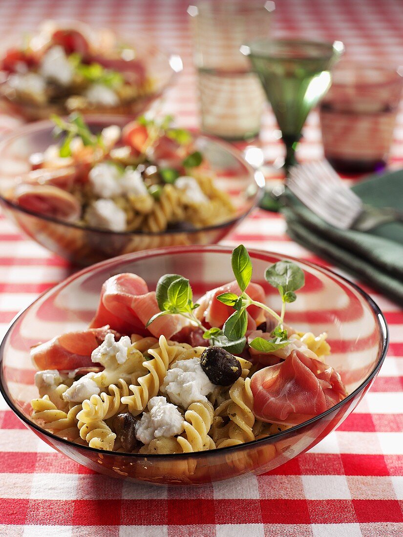 Fusilli mit Parmaschinken, Feta und Oliven