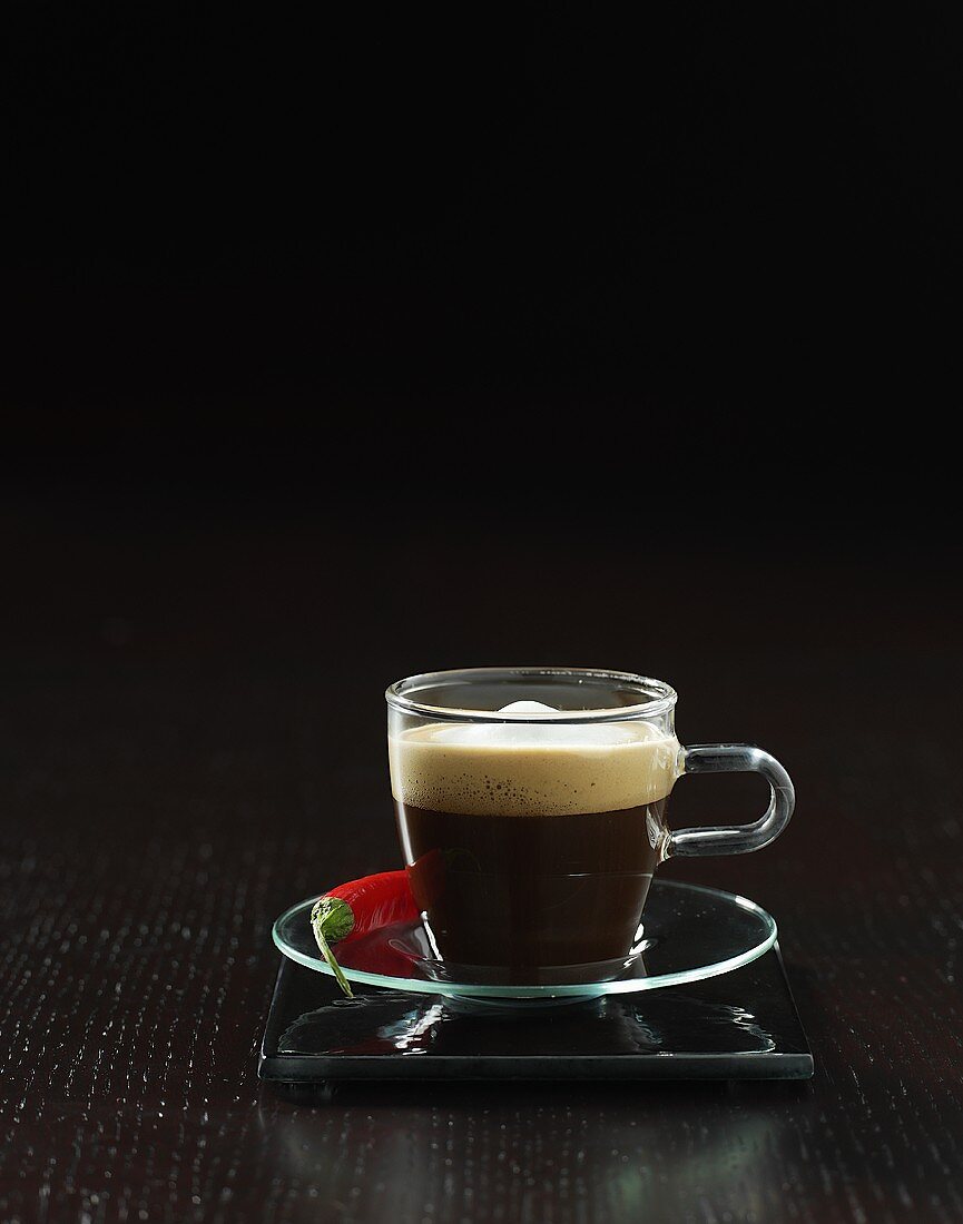 Espresso mit Chili in Glastasse