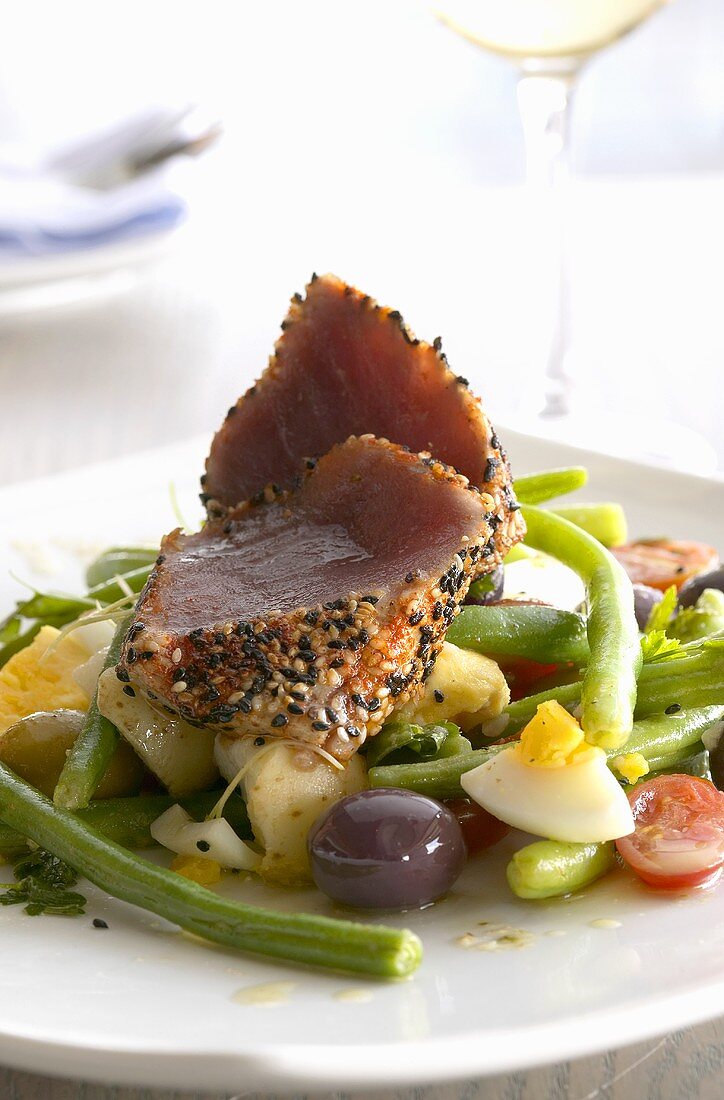Salade niçoise with fried tuna