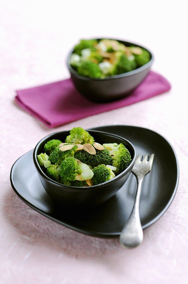 Broccolisalat mit Mandelblättchen