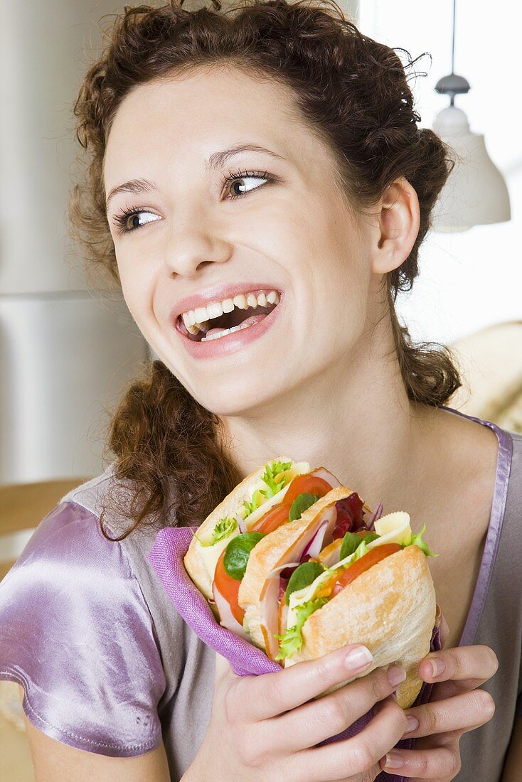 Junge Frau mit Sandwich